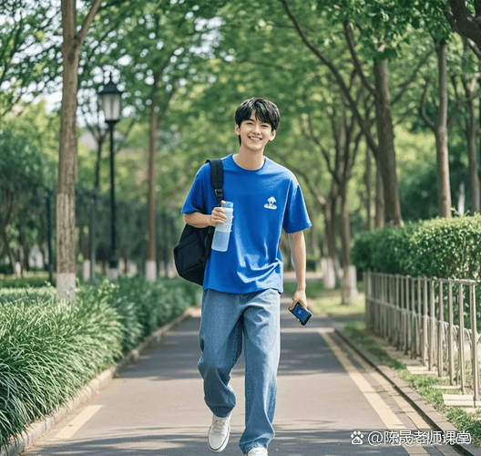 很多家長以為，大學四年是一段連續的時間，孩子慢慢讀就行。不是。大學四年，是四個規則完全不同的戰場——大一拼適應，大二拼積累，大三拼選擇，大四拼出口。用錯年級規則的人，最吃虧。最常見的一種：大一剛入學，就糾結考研還是考公，結果專業課和績點先丟了——而考研考公，恰恰都要看績點。