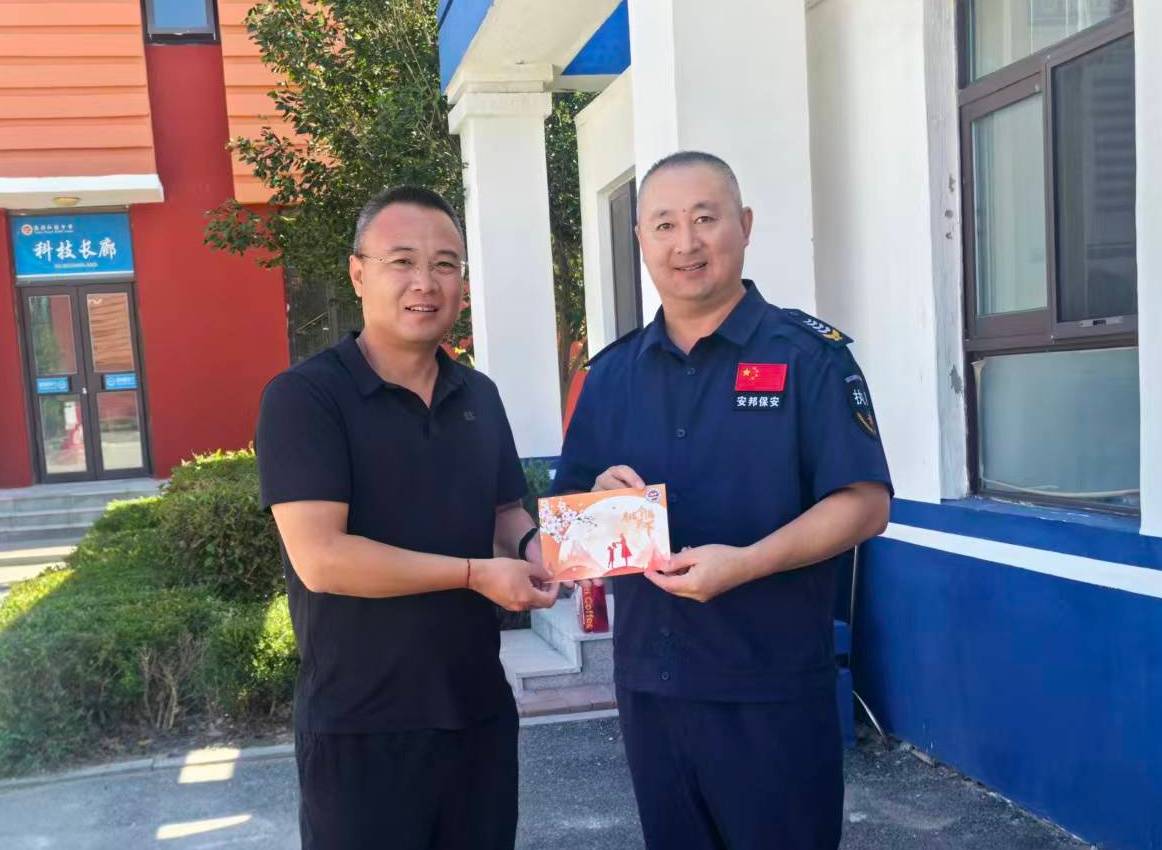 原創一張文創賀卡感恩教職工 盤錦弘毅中學與家委會打造和諧家校共育新局面