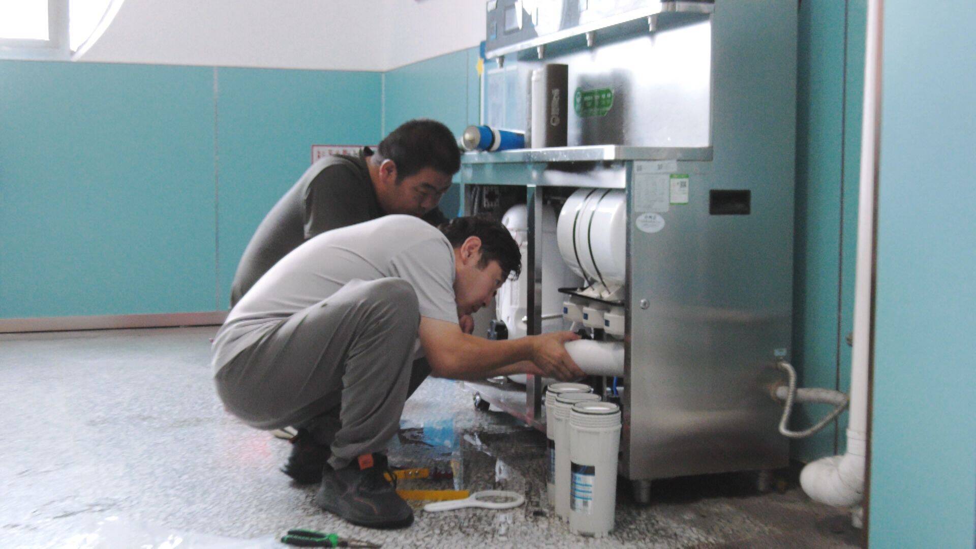 原創更換飲水機濾芯要學生平攤費用？廣西這所中學的做法惹爭議