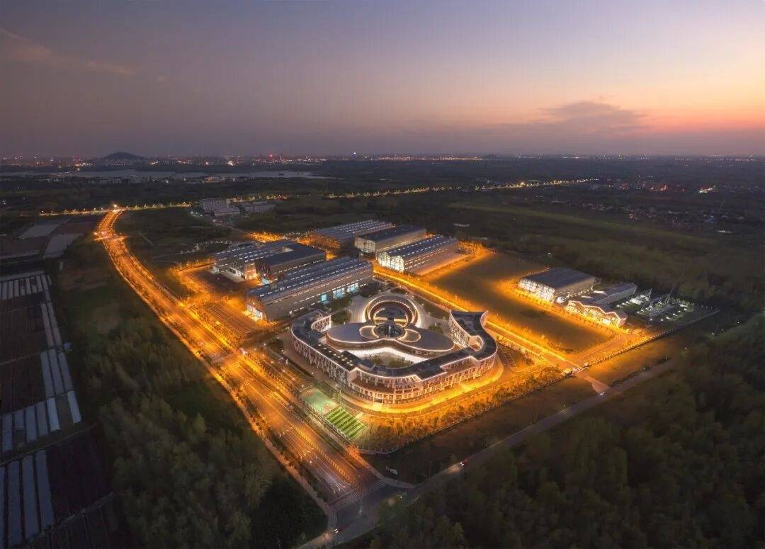 大學“進廠”，大城卡位